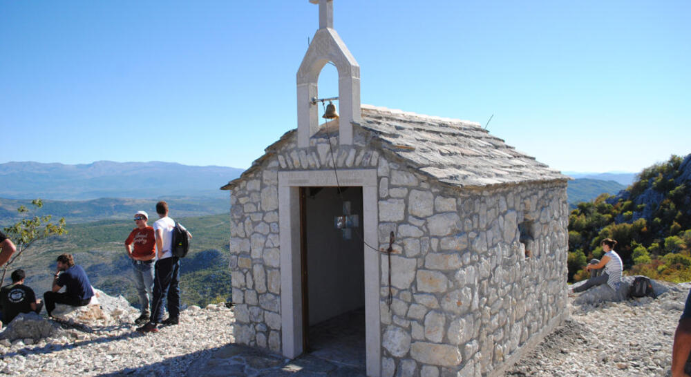 planinarenje na mosor, hodočašće mosor, kapelica hrvatskih mučenika, planina mosor, mosor